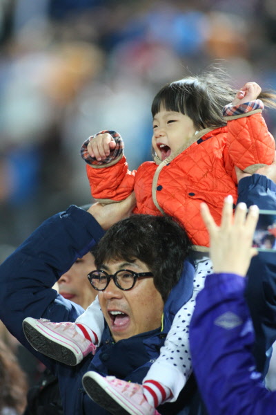 사직야구장을 찾은 팬들의 응원모습